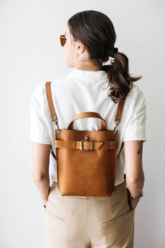 Leather Bagpack Women, Bag Closure Ideas, Easy Leather Bag, Diy Leather Backpack, Small Leather Backpack, Leather Mini Backpack, Mini Leather Backpack, Backpack Design, Handmade Leather Backpack