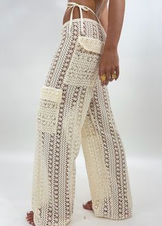 Beachy Outfits, Beige Crochet, Fest Outfits, Crochet Pants, Mode Crochet, Pants Pocket, Custom Crochet, Crochet Fabric, Mode Inspo