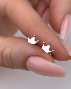 Our sterling silver children's earrings in the shape of a princess crown 👑 are the perfect accessory for a little princess 👸. Made from high-quality sterling silver, these earrings are rhodium-plated, giving them a brilliant shine ✨ and protecting them from tarnishing.  Advantages of purchasing our earrings: - High-quality materials 💎 - Tarnish protection thanks to rhodium plating 🛡️ - Unique and enchanting design that every child will love 🌟 - The perfect gift for special occasions 🎁 This charming design is sure to delight your child, adding even more charm and grace 😍. * Average weight: 1.1 g   * Material: 925 sterling silver   * Plating: rhodium Earrings Kids, Children Jewelry, A Little Princess, Crown Earrings, Silver Crown, Kids Earrings, Princess Crown, Girls Earrings