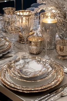 Silver And Gold Christmas Table Scape Crystal Table Setting, Gold Christmas Table, Christmas Table Scape, Silver And Gold Christmas, Christmas Table Ideas, Home Essence, Table Favors, Antique Dishes, Table Scape