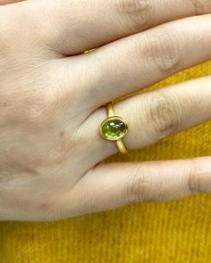 Natural Peridot Ring * Dainty Cabachon Ring * Genuine Peridot & 14K Solid Gold * Best Gift for Her/Him * Handmade Ring ◎ Details ◎ ○ Gemstone Details .Natural PERIDOT Oval Cut 9X7 mm approx. 2.01 ct ○ Gold Details 14K Solid Gold Width of Band : 2.50 mm Weight of Ring : approx 3.80 gr Made to Order HANDMADE ITEM ○ Upgrade to Solid 18K Gold, please click the link below: https://www.etsy.com/listing/962826004 For more CABACHON BEZEL rings : http://etsy.me/37fvI60 ○ PERIDOT RINGS : https://etsy. Peridot Rings, Dainty Band, Topaz Color, Peridot Stone, Bezel Ring, Best Gifts For Her, Peridot Ring, Ring Dainty, August Birth Stone