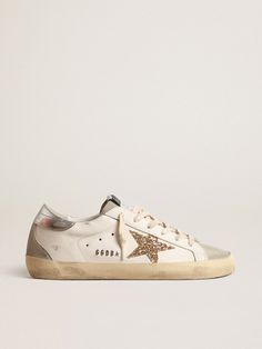 Gold Star Shoes, Golden Goose Gold Glitter, Super Star Golden Goose, Golden Goose Gold Star, Golden Goose Glitter Sneakers, Cool Sneakers Women, Gold Golden Goose, Golden Goose Glitter, Sneakers With Stars