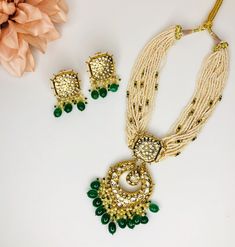 This Rajasthani handmade necklace is an elegant piece for any event. It's simple enough to wear during daytime as well as a beautiful piece for any evening event. The finish is of a beautiful gold color while the pearls and green beads add a touch of traditional look. Sabyasachi Bridal, Polki Sets, Indian Choker, Jewelry Kundan, Kundan Jewelry, Bollywood Jewelry, Jewelry Indian, Green Beads, Kundan Necklaces