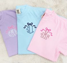 Add a perfect personal touch of embroidered girly glam to any look- “Put A Bow On It”🎀 Perfect for any occasion, this Monogrammed 'Bow' Comfort Colors T-Shirt is sure to turn heads and make a statement :) Bow T-shirt, Vinyl Shirt Ideas, Pearl Stitch, Monogram Bow, Clothes Embroidery, La Shirt, Clothes Embroidery Diy, Monogram Ideas, Long Sleeve Baseball Tee