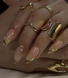 Nude nails, gold detail, gold, gold aesthetic Gold Chrome Nails, Golden Nails, Chrome Nails Designs, Pearl Nails, Nail Swag, Nails Inspo, Chrome Nails