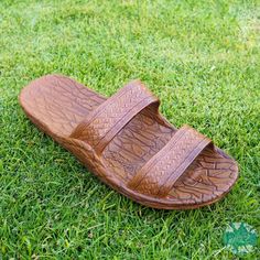 There is a newer version of this item 🤙 The original Pali Hawaii Classic Sandals, our most popular Hawaiian sandal! Also known as the Hawaiian Jesus Sandals & Jandals®, these are great for men & women. Soft flexible sandals feature an air pocket foot bed & two weave-pattern straps. Casual & comfortable, the perfect footwear for your feet. Get genuine OG Pali Hawaii Sandals from Alohaz. Alohaz is an authorized retailer of Pali Hawaii since 1999. Water-friendly Animal-friendly = Vegan Flexible fo Hawaiian Sandals, Hawaii Crafts, Pali Hawaii Sandals, Jesus Sandals, Island Vibes, Tropical Style, Hawaiian Style, Aloha Shirt, Made Clothing