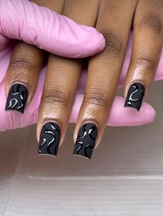 Black Shirt Nail Designs, Black Shorties Acrylic Nails, Short Nail Sets Black Women, Short Nail Ideas Black Women, Black Short Nails Acrylic, Black Nail Designs Square, Short Black Nails Designs, Short Square Nails Design