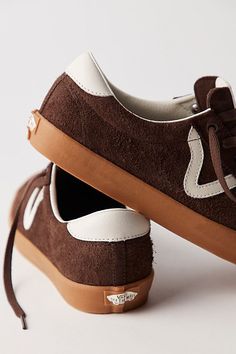 Skateboarding Shoes Vintage, Casual Shoes Cool, Comfy Shoes Sneakees, Trendy Shoes For Women Casual 2022, Old Achool Shoes, Shoes For Women Uk, Neutral Color Vans, Womans Toms Shoes, Shoe With Jeans Women