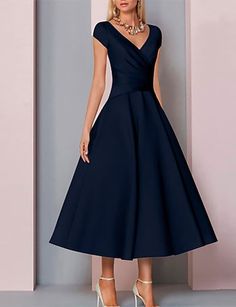 A-Line Mother of the Bride Dress Wedding Guest Elegant V Neck Tea Length Charmeuse Sleeveless with Ruching 2023 Brides Mom Dress, Bride Dress Elegant, Mother Of The Bride Fashion, Áo Blu, Brides Mom, Mother Of Bride Outfits, Dress With Pleats, Mother Of Groom Dresses, Mob Dresses