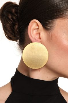 Embrace the allure of yesteryears with these chic, oversized brass disc earrings, bathed in a shimmering layer of gold. Merging classic charm with a dash of modern flair, these handcrafted treasures are perfect for anyone with an eye for fashion. Whether you're stepping out during the day or dressing up for the evening, these earrings promise to enhance your ensemble with their radiant glow. Indulge in the luxury of hand-finished artistry and let these statement pieces be the crowning jewel of y Giant Earrings, Latest Jewellery Designs, Big Earrings Statement Boho, Large Gold Disc Earrings, Big Earrings Outfit, Luxury Gold-tone Earrings For Statement Jewelry, Luxury Statement Sculptural Earrings, Luxury Gold-tone Statement Earrings, Earrings Outfit