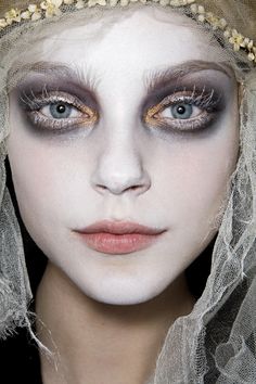 Ghost Makeup, Makeup Zombie, Halloween Make-up Looks, Ghost Bride, Zombie Bride, Weird Vintage, Jessica Stam, Behind Blue Eyes, Halloween Makeup Pretty