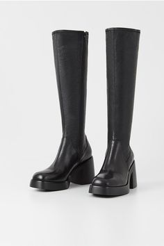 Vagabond Brooke knee high tall black leather boots with platform. Retro-inspired design is crafted from black leather featuring a stretchy shaft, square toes and inside zippers. The chunky rubber outsoles is paired with 87mm block heels. Upper cow leather (Portugal) and 65% polyurethane 35% polyester (Italy), Lining 100% Grs recycled polyester (Taiwan), Outsole Tr (Vietnam), Inner sole Goat leather (Pakistan). 5044-002-20 PIPE AND ROW Vagabond Brooke, Womens Tall Black Boots, Vagabond Shoes, Neutral Shoes, High Leather Boots, Cream Shoes, Black Boots Tall, Tall Leather Boots, How To Stretch Boots