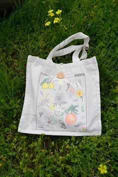 The smells of the garden. 100% cotton fabric bag with original illustration inspired by the Murcian spring.