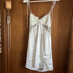 Elegant White Slip Dress With Delicate Lace Trim. Features Adjustable Straps And A Flattering Fit. Slip Dress Short, Lana Concert, Kitten Dress, White Nightgown, White Slip Dress, Graduation Dresses, Camisole Dress, White Slip, Love And Lemons