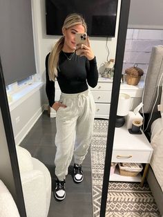 Sweats Fall Outfits, Cute Sweatpants Outfit Fall, Comfy Outfit Sweatpants, Cute Winter Outfits Sweatpants, Comfy Fall Outfits Sweatpants, Sweat Pants Outfits Women, Comfy Cute Outfits Aesthetic, Womens Sweatpants Outfits, Dressed Up Sweatpants Outfit