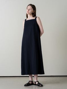 This is knowing’s long dress features a simple sleeveless design and a square neckline, with an A-line silhouette that flows naturally. Side pockets add practicality, and a waist tie allows for a feminine touch when cinched.- Ideal for everyday wear- Pairs well with various accessorize to create diverse looks- A basic item that complements any outfit stylishly Simple Sleeveless Dress, Modest Black Dress, Navy Dress Outfits, Navy Dress Outfit, Sleeveless Long Dress, Clothing Summer, Total Black, Navy Dress, Dress Outfit