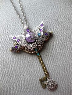 Fantasy Steampunk Key Necklace Listing is for 1 Necklace ☺Fashion ☺Fantasy ☺Magical ☺Imaginative ~ Pendant Height Approximately 3.5 inches (see pics for size comparison against American quarter) ~ Wonderfully and Uniquely made with great attention to detail ~ You Choose Your Chain Length (choose during checkout process) ☻ Link To More Wonderful Items: https://www.etsy.com/shop/FashionCrashJewelry?ref=hdr_shop_menu INTERNATIONAL CUSTOMERS, PLEASE REVIEW MY SHIPPING & POLICIES FOR SHIPPING TIM Metal Key Pendant Jewelry, Vintage Pendant Jewelry With Keys, Key Pendant Jewelry In Metal, Steampunk Jewelry With Keys For Gifts, Bohemian Jewelry With Keys As Gift, Vintage Metal Jewelry With Keys Detail, Vintage Metal Jewelry With Keys, Vintage Metal Key Jewelry, Vintage Metal Jewelry With Two Keys