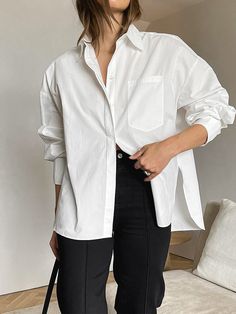 Loose Button Down Shirt Outfit, White Linen Button Up Outfit, Best White Button Down Shirt For Women, Womens White Button Down Shirt Outfit, White Shirt Outfit Women, Button Down Shirt Outfit Casual, White Boyfriend Shirt, White Button Down Outfit, Outfit Minimalist