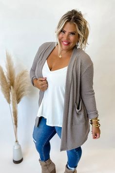 Our popular thumbhole popcorn cardigan you guys have grown to love are now in Fall colors! While they are still meant to be a slight oversized fit, we have reeled in sizing just a bit so the One Size (4-12) doesn’t feel “too big”, and Plus OS (14-22+) is roomy across the shoulders/hips and arms but not TOO long in the arms! If you border a size on either end of the size chart, size up or down MADE IN: USA Model is size 16/18 FIT: RELAXED FABRIC: 77 POLY 22 RAYON 1 SPAN SIZING XS/S (petite): 0-2