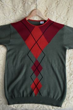 Vintage women's argyle pattern sweater in green red and black. The pattern is just in the front, the back is solid green. Free falling shape Era - 1990s, Made in Germany material - 60% acrylic, 40% wool Size - 36 DE, which is 6 US Approx. Measurements (taken while sweater is lying flat, double armpit to armpit and bottom): Shoulders (from seam to seam) - 19 inches / 48.3 cm Sleeve Length: 20.5 inches / 52 cm Armpit to Armpit: 21 inches / 53.3 cm Length of the back : 27.7 inches / 70.5 cm Conditi Hipster Jeans, Vintage Knitwear, Chunky Knit Cardigan, Red Pattern, Pattern Sweater, Green Sweater, Pullover Sweater Women, Mens Denim, Women Pullover