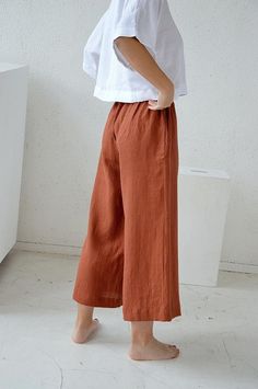 Love the look of these Flared Linen Pants, Linen Culottes, Baju Kahwin, Minimalist Moda, Estilo Hippie, Stil Inspiration, Ropa Diy, Stil Vintage, Loose Pants