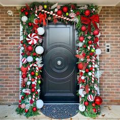 Candy Christmas Decorations Door Decoration Ideas, Christmas Porch Decor Ideas, Outside Christmas Decorations, Christmas Front Door, Modern Christmas Tree, Christmas Arts And Crafts