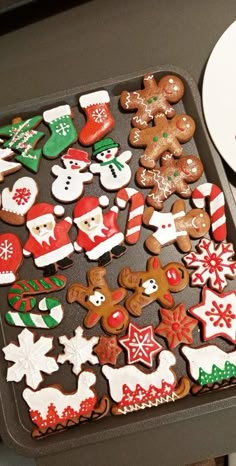 there are many decorated cookies in the pan