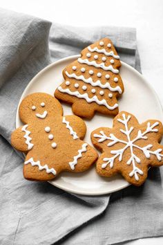 These classic cut-out gingerbread cookies are soft, perfectly spiced, and wonderful for the holiday season! Cut them out into any shape you'd like, then bring them to life by decorating them with homemade royal icing. #gingerbread #gingerbread cookies Gingerbread Cookie Icing Decorating, Ginger Bread Sugar Cookie, Cute Gingerbread Man Cookies, Ginger Bread Man Decorating, Gingerbread Man Cookies Decorated, Gingerbread Cookie Icing, Gingerman Cookies, Gingerbread Cookie Designs