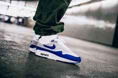 La boucle est bientôt bouclée pour la Air Max 1 qui s’apprête à connaître le second restock de la Nike Air Max 1 OG Royal Blue. Air Max 1 Og, Celebrity Fashion Trends, Air Max Shoes, Nike Shoes Air Max, Nike Trainers, Discount Nikes, Nike Air Max 1