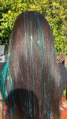 Aquamarine Hair Aesthetic, Colorful Extensions Hair, Blue Tinsel In Brown Hair, Blue Hair Tinsel Brunette, Blue Tinsel Hair, Hair Tinsel Aesthetic, Green Hair Tinsel, Blue Hair Tinsel, Hair Tinsel Brunette