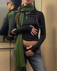 December Fashion 2022, 90s Fashion Looks, Bottom Up Shirt Outfits, Winter Fits Y2k, Micro Scarf, Hippie Winter Outfits, Y2k Winter Outfits, Looks Hippie, Fall Fits