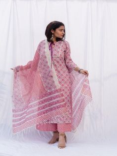 Buy India's finest designer clothing and accessories online. Shop from the wide range of Kurta and sets collection available at Trendroots. Lace Designs On Suits, Cotton Suit Designs, Chanderi Dupatta, Lace Suit, Printed Suit, Patch Dress, Printed Kurti, Mens Fashion Classy, Suit Designs