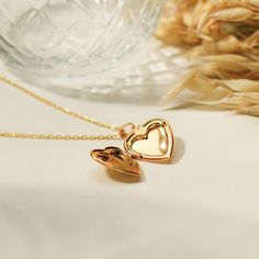 Dainty vintage inspired gold locket necklace, featuring a heart locket with secure closure on a dainty gold chain necklace. ∙DETAILS Chain: 16'' + 2'' Heart locket: 20mm x 18mm Made of 925 Sterling Silver Plated with 18K gold Waterproof & hypoallergenic ∙SHIPPING IMPORTANT: before placing an order, please double check that your address is correct to avoid any delays. Shop more one-of-a-kind pieces: https://www.etsy.com/shop/SeraphinJewelry Free express shipping on all orders! Thank you so much f Locket Necklace Heart, Necklace Heart Locket, Locket Vintage, Locket Gold, Necklace Locket, Gold Heart Locket, Gold Locket Necklace, Vintage Locket, Heart Locket Necklace