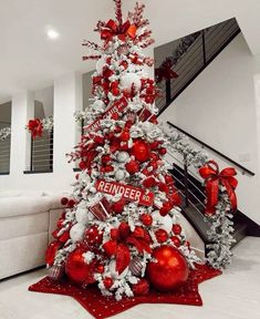 Red White Silver Christmas Tree, Amazing Christmas Trees, Christmas Tree Inspo, Pretty Christmas Decorations, Ideas Navideñas, Peppermint Christmas, Glam Christmas