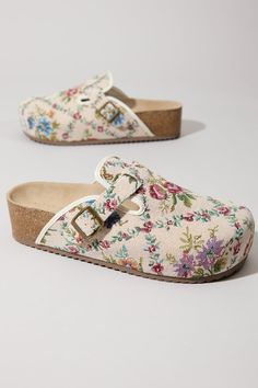 This tried and true style offers a close toe suede upper and a buckle for detail and to tighten the top to your foot. The platform bottom offers an elevated style to a classic clog. Clogs With Straps, Platform Clogs Outfit, Clog Outfit, Fun Shoes, Vintage Sandals, Floral Sneakers, Shoe Wishlist, Funky Shoes, Skirts With Boots