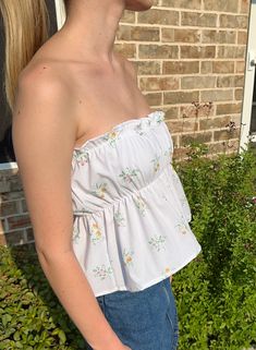 Get ready to turn heads in The Amelia Top! Made with love from 100% thrifted materials, this scrunch tube top features a playful mix of dainty pinstripes and floral bouquets. With an elasticized design, it's easily adjustable for a perfect fit. Size Guide: Size 4: Bust 33-36, Waist 27-30 Size 10: Bust 36-40, Waist 30-34 Strapless Summer Tops For Spring, Strapless Tops For Spring And Summer, Spring Bandeau Tube Top For Day Out, Fitted Floral Print Cotton Smocked Top, Ruffled Cropped Tube Top For Spring, Spring Bandeau Tube Top With Floral Print, Spring Cropped Ruffled Tube Top, Cropped Ruffle Tube Top For Spring, Cropped Ruffled Tube Top For Spring