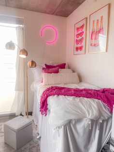 Preppy, pink and gold University Of Arkansas Dorm Room Ideas, Blue And Pink Dorm Room, Pink And White Dorm Room, Dorm Rooms Aesthetic, Pink And Blue Dorm, Pink Dorm Room Ideas, Uga Dorm, Pink Dorm Room Decor, White Dorm Room