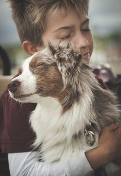 a person holding a dog in their arms with a quote on the side that says, la faon don't traties les attes entres