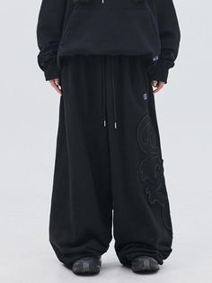 These casual sweatpants are detailed with Shadow theme logo applique. It's constructed without side seam for comfortable wear.- Elasticated drawstring waistband- Two front welt pockets with point logo label- Two back patch pockets- Logo applique at side and back- Adjustable drawcord and stopper at hem- Relaxed fit- Unisex wear- Tentar and tumble washing- Applique edge may be frayed naturally after washing and wear but it's not defect Solid Color Streetwear Sweats With Drawstring, Solid Color Sweats With Drawstring For Streetwear, Solid Sweats With Drawstring For Streetwear, Cotton Bottoms With Logo Detail For Streetwear, Streetwear Cotton Pants With Logo Detail, Cotton Streetwear Pants With Logo Detail, Cotton Sweatpants With Logo Detail For Streetwear, Urban Style Drawstring Sweatpants For Streetwear, Baggy Cotton Sweats For Streetwear