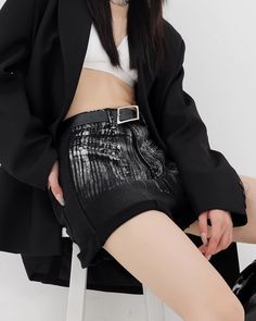 These shorts are sturdy and thick, with a beautiful silhouette that makes you look tall.

The roll-up design is the key to styling.

It has a basic look that can be used both on and off.
◾️Model
Height/Weight：166cm(65.3in)/44kg(97.0lb)
Fitting Size：S



Cm(inches)
Length
Waist
Hip


S
33.5(13.1)
64(25.2)
100(39.3)


M
35.5(13.9)
68(26.7)
104(40.9)


L
37.5(14.7)
72(28.3)
108(42.5)


XL
39.5(15.5)
76(29.9)
112(44) Edgy Fall Shorts With Belt Loops, Edgy Jean Shorts With Belt Loops, High Rise Black Shorts With Belt Loops, Trendy Black Jean Shorts With Belt Loops, Punk High Waist Shorts For Spring, Punk High-waisted Shorts For Spring, Trendy Black Bottoms With Built-in Shorts, Edgy High Waist Shorts With Belt Loops, Punk Style High Waist Shorts For Spring