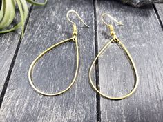 "These super lightweight teardrop hoop earrings feature 40mm x 26mm brass open teardrops. Choose silver-plated or gold-plated! These minimalist geometric earrings will complement any outfit, and are lightweight enough for all day wear! The earrings measure 2.5 inches from the bottom of the teardrop to the top of the ear wires. The gold earrings have hypoallergenic gold-plated surgical steel ear wires, while the silver earrings have hypoallergenic surgical steel ear wires. These earrings are incr Everyday Metal Teardrop Earrings, Adjustable Hypoallergenic Teardrop Hoop Earrings, Metal Teardrop Drop Earrings, Handmade Teardrop Earrings, Everyday Earrings Simple, Gold Teardrop Earrings, Teardrop Earrings Gold, Teardrop Hoop Earrings, Earrings Everyday