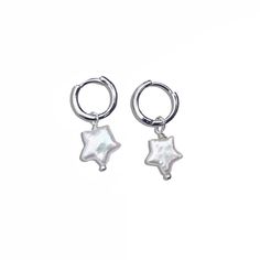 Genuine freshwater pearl stars on a stainless steel. MEASUREMENTS Earring size: 10 x 20 mm MATERIALS Material: Freshwater pearl, stainless steel Silver Star Earrings, Pearl Necklaces, Trendy Ring, Jewelry Lookbook, Star Jewelry, Custom Name Necklace, Huggie Earrings, Jewelry Inspo, Dream Jewelry