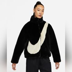 Brand New Women's Nike Sportswear Oversized Swoosh Jacket. Faux Fur Black And White Jacket With Zipper. Black Faux Fur Jacket, Nike Sportswear Women, Baby Nike, Sports Wear Women, Nike Leggings, Nike Tech, Swoosh Logo, Sherpa Jacket, Oversized Jacket