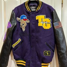 New, No Tags. Top Gun, Gold, Black And Purple Wool Quilt Lined Insulated Jacket. Wool And Polyester. Embroidered Patches On Front And Back. Men’s Small. Measures 21 Inches Pit To Pit And 28 Inches Shoulder To Hem. Inside And Outside Pockets. Extra Buttons. Snap And Zip Close. Purple Patchwork Outerwear For Streetwear, Purple Varsity Jacket For Fall Streetwear, Casual Purple Long Sleeve Varsity Jacket, Purple Varsity Jacket For Streetwear, Casual Purple Varsity Jacket For Winter, Casual Purple Outerwear For College, Purple Varsity Outerwear For College, Casual Purple Varsity Jacket For College, Winter College Purple Outerwear