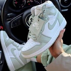 Wallpaper Nike, Pretty Sneakers, Trendy Shoes Sneakers, Nike Shoes Girls, Dr Shoes, Nike Fashion Shoes, Jordan Shoes Girls, Preppy Shoes, Pretty Shoes Sneakers