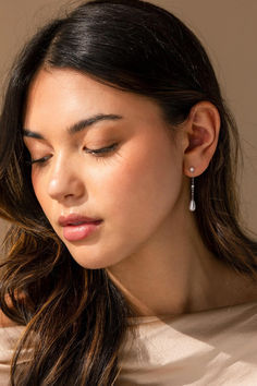 Timeless pearls for a chic look. 💎💚 Timeless White Gold Linear Earrings For Wedding, Elegant White Gold Drop Linear Earrings, Elegant White Gold Earrings, Classic Formal Drop Linear Earrings, Formal Drop Linear Earrings, Formal Linear Drop Earrings, Teardrop Linear Earrings For Anniversary, Elegant Evening Teardrop Drop Earrings, Classic Formal Drop Earrings