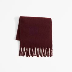 Comfy wrap-around-style scarf in a cozy fabric and oversized-fit silhouette, that's perfect for everyday wear in the fall and winter. Chunky Scarf, Style Scarf, Chunky Scarves, Cozy Fabric, Fall Scarves, Women's Jackets, Blanket Scarf, Denim Coat, Women's Coats