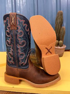 Womens Western Boots Square Toe, Twisted X Boots, Western Store, Western Cowgirls, Western Boots Women, Shoe Inspo, Leather Pulls, High Top Shoes, Cowgirl Boots