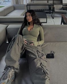 Cargo Pants Outfit Ideas, Stylish Cargo Pants, Women's Cargo Pants, Pants Outfit Ideas, Mode Zara, Cargo Pants Outfit, Body Suit Outfits, Neue Outfits, Tomboy Style Outfits