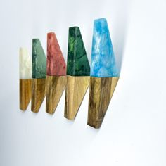 five pieces of wood are lined up in the shape of triangulars with different colors on them